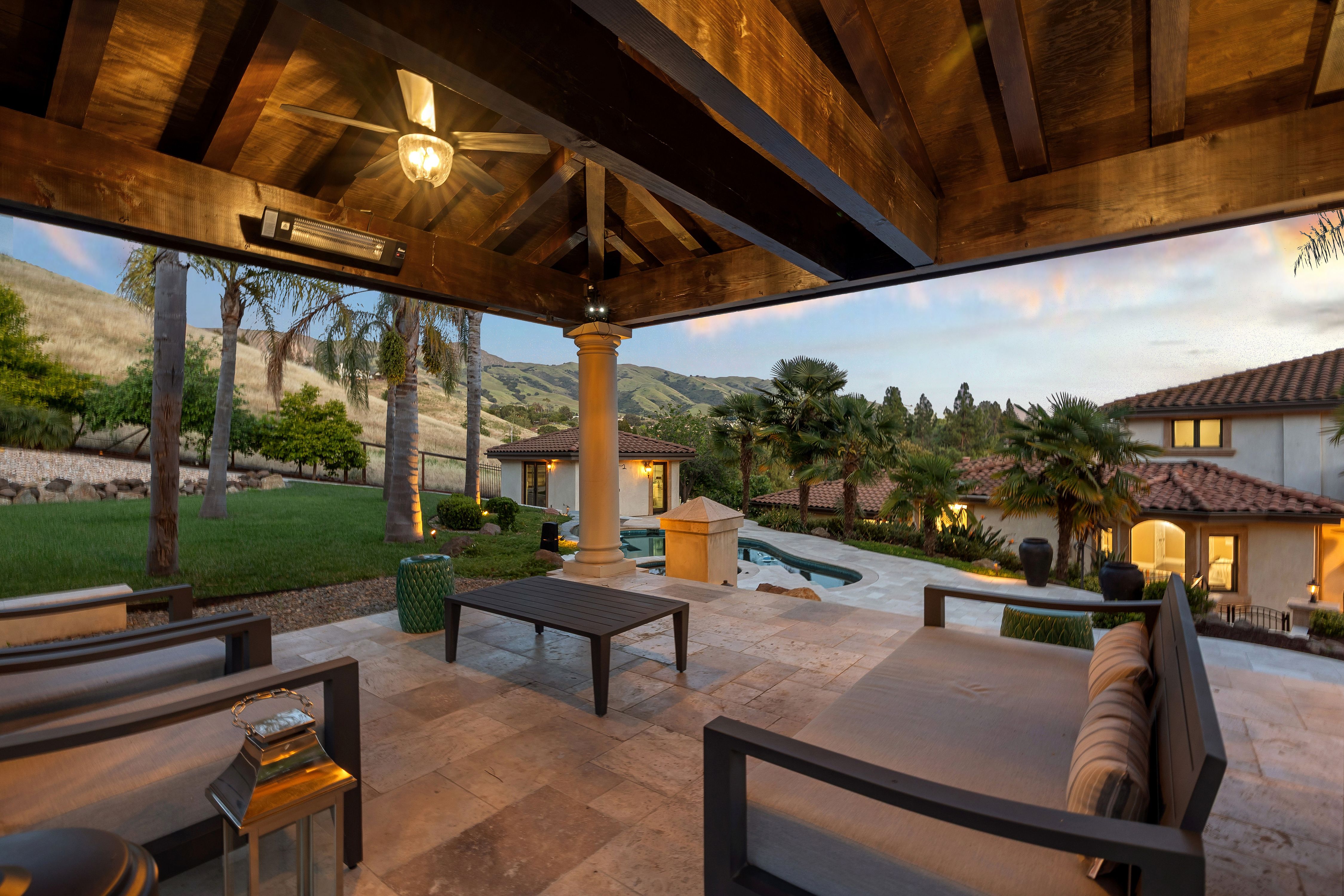  Grand Mediterranean Estate with Private Multi-Generational Wing - 物件實景