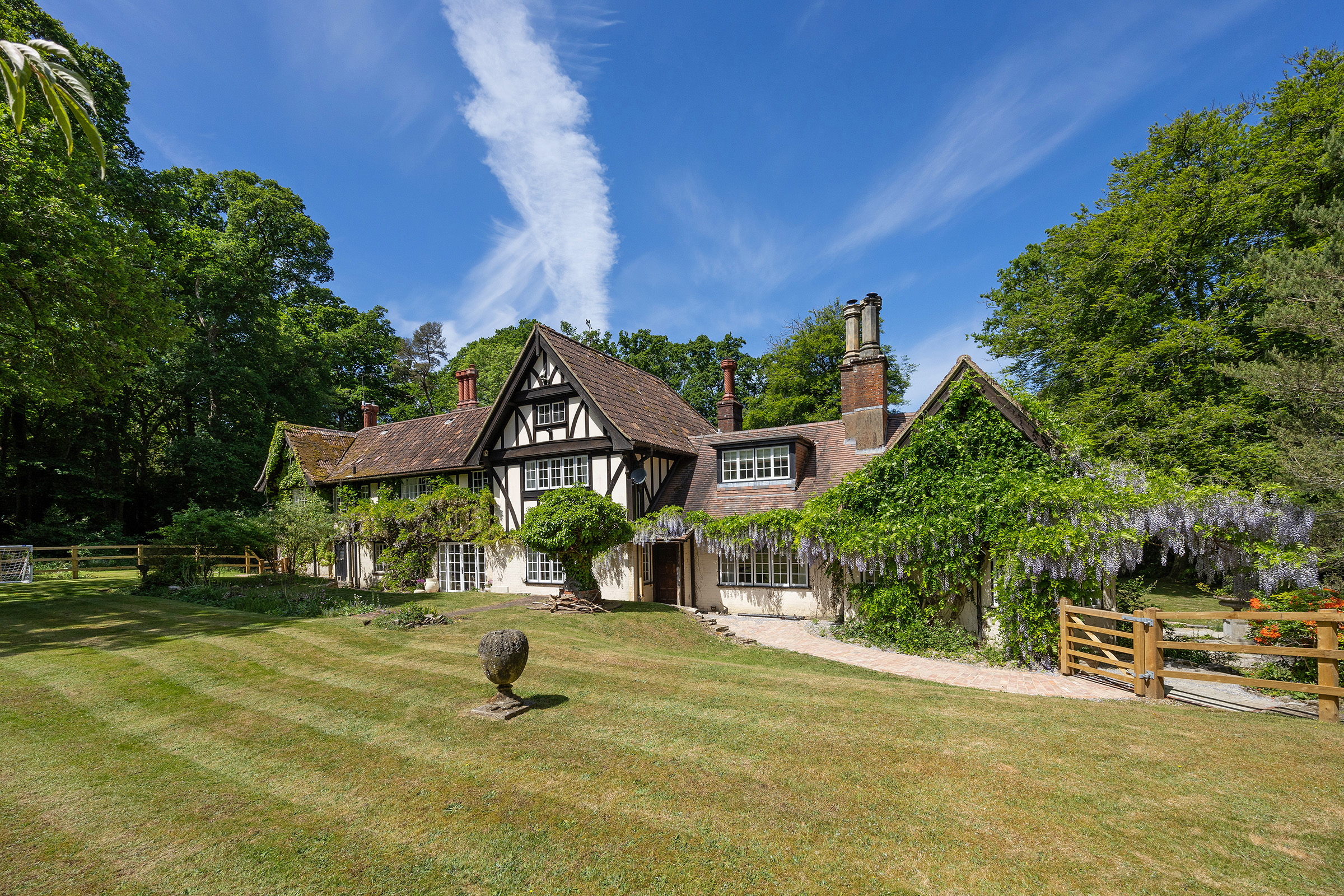  A Characterful New Forest Country House with Cottage, Stables and Barn - 物件實景