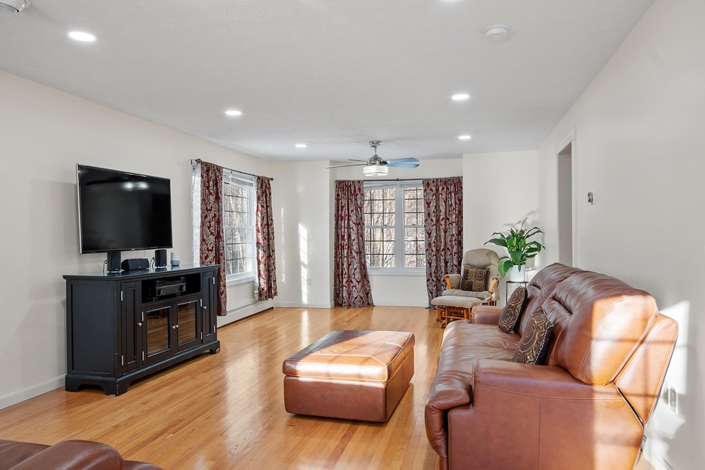 Hooksett, New Hampshire, 03106, United States, 3 Bedrooms Bedrooms, ,3 BathroomsBathrooms,Residential,For Sale,1930253