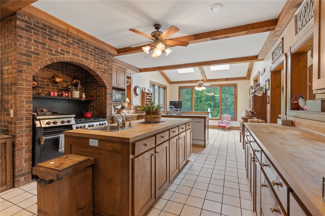 Harrison, Arkansas, 72601, United States, 7 Bedrooms Bedrooms, ,5 BathroomsBathrooms,Residential,For Sale,1850166