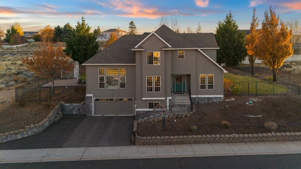 Klamath Falls, Oregon, 97601, United States, 3 Bedrooms Bedrooms, ,3 BathroomsBathrooms,Residential,For Sale,1848515
