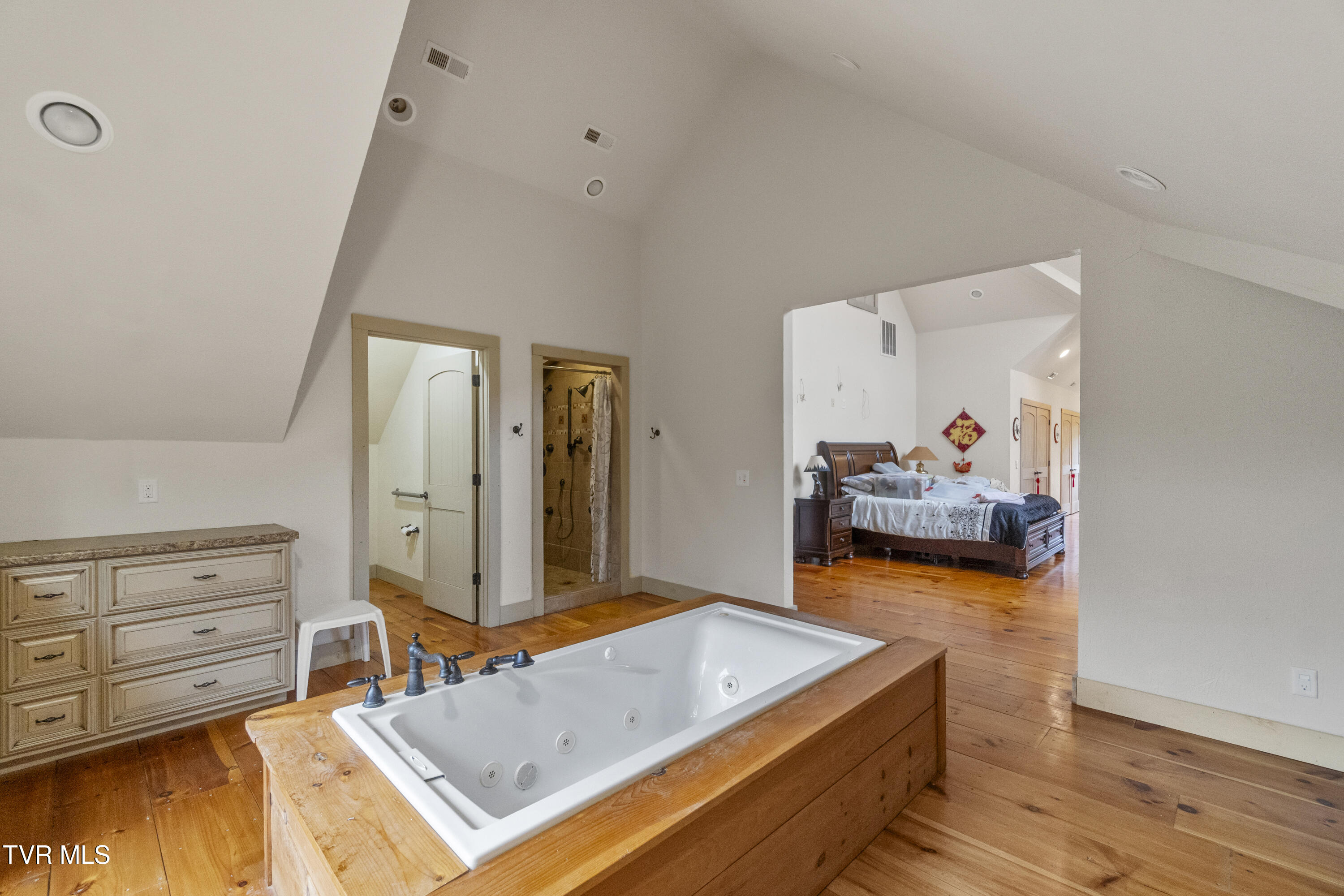 Greeneville, Tennessee, 37745, United States, 5 Bedrooms Bedrooms, ,4 BathroomsBathrooms,Residential,For Sale,1981962