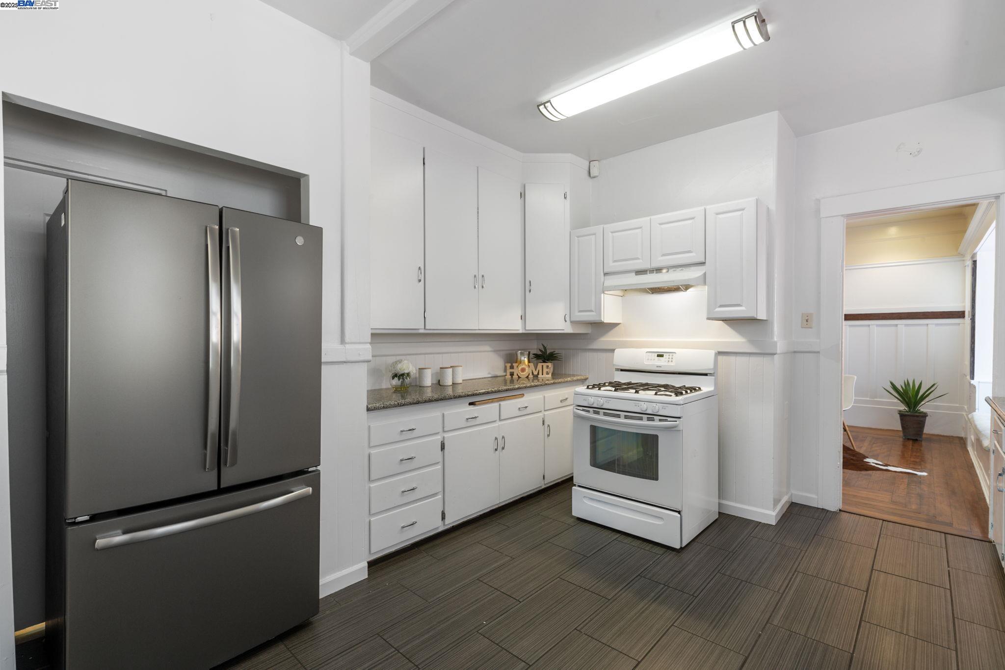 Oakland, California, 94606, United States, 3 Bedrooms Bedrooms, ,2 BathroomsBathrooms,Residential,For Sale,1839089