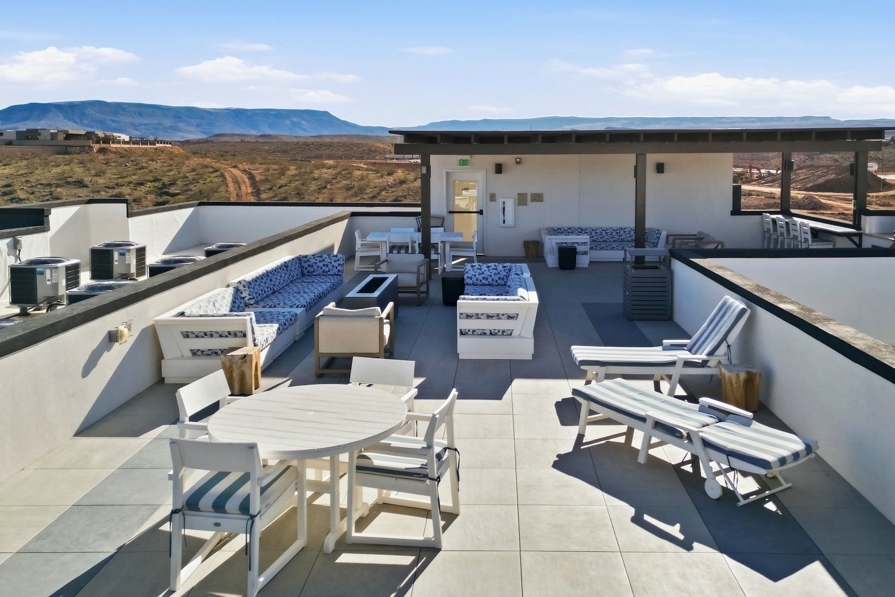  Top-Floor Desert Color Retreat With Lagoon Access & Views - 物件實景