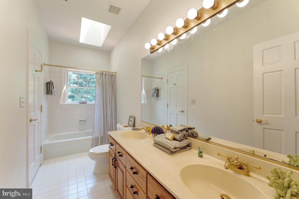Great Falls, Virginia, 22066, United States, 5 Bedrooms Bedrooms, ,5 BathroomsBathrooms,Residential,For Sale,1900616
