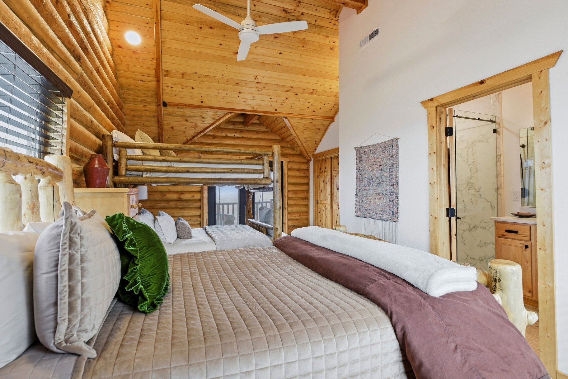  Renovated Log Cabin in Cedar Highlands with Wraparound Deck & Mountain Views - 物件實景