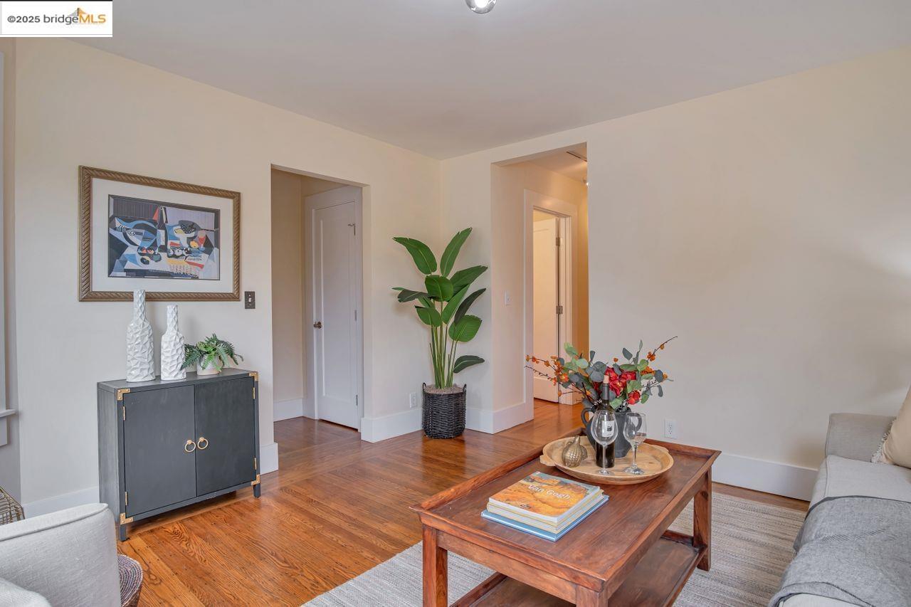 Oakland, California, 94609, United States, 2 Bedrooms Bedrooms, ,1 BathroomBathrooms,Residential,For Sale,1934711