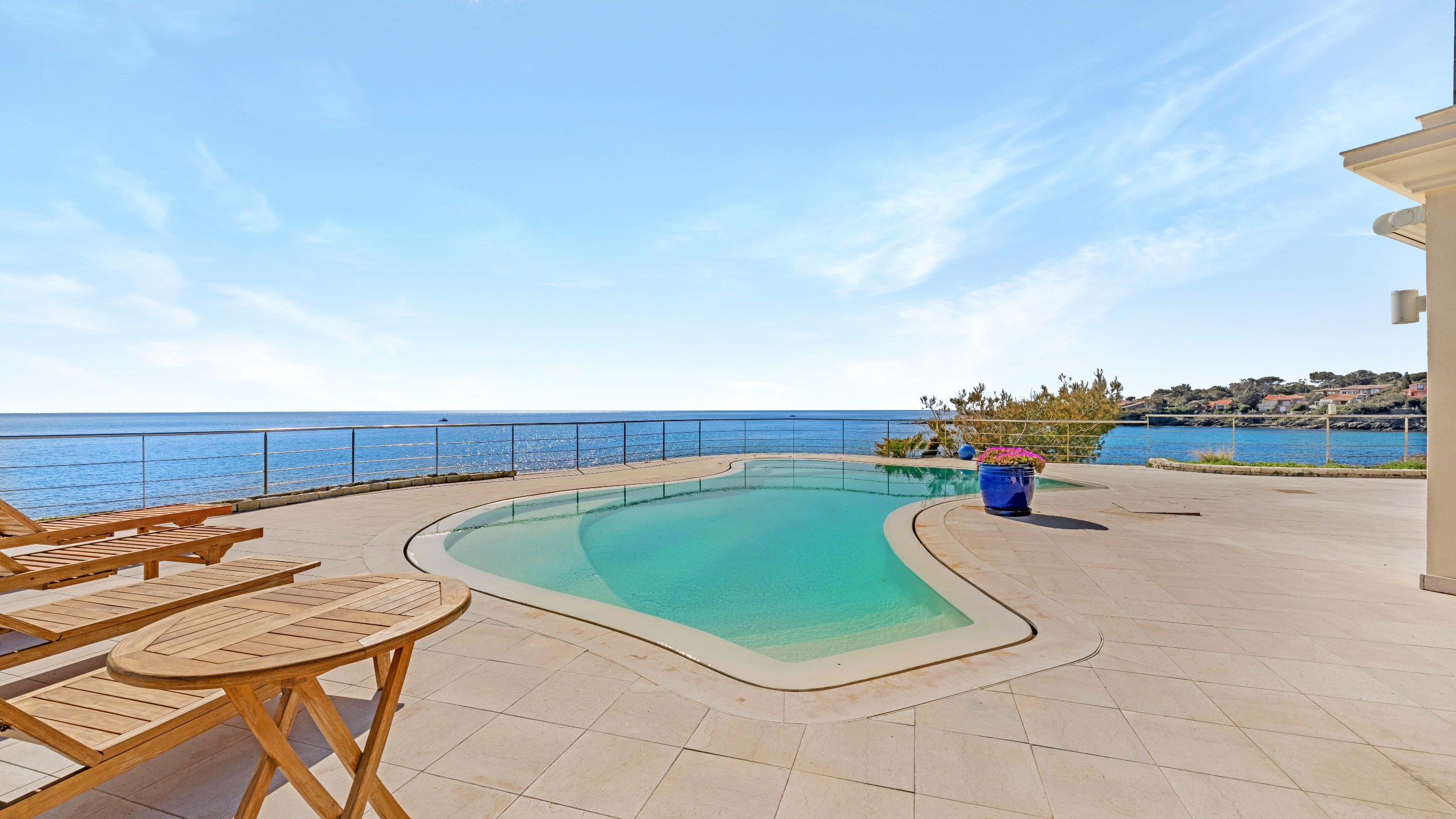  Les Issambres waterfront villa 290 sqm direct sea access 5 bedroom French Rivie… - 物件實景