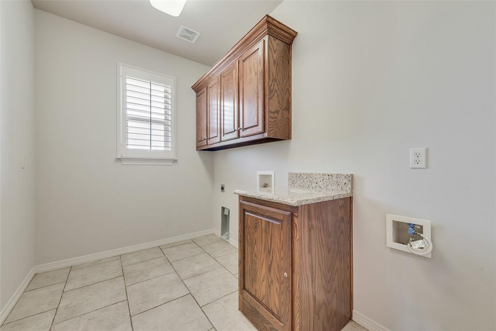 Kaufman, Texas, 75142, United States, 4 Bedrooms Bedrooms, ,3 BathroomsBathrooms,Residential,For Sale,1892913