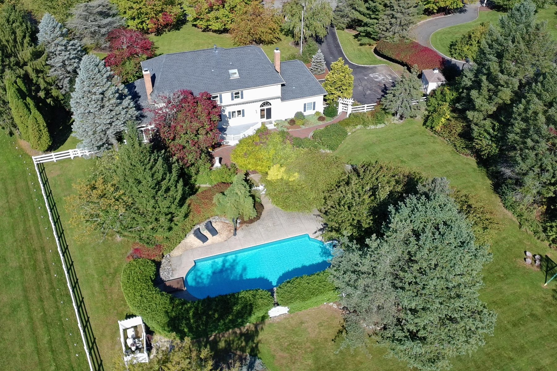  Distinctive Colonial Home Located in Well-Established Neighborhood - 物件實景