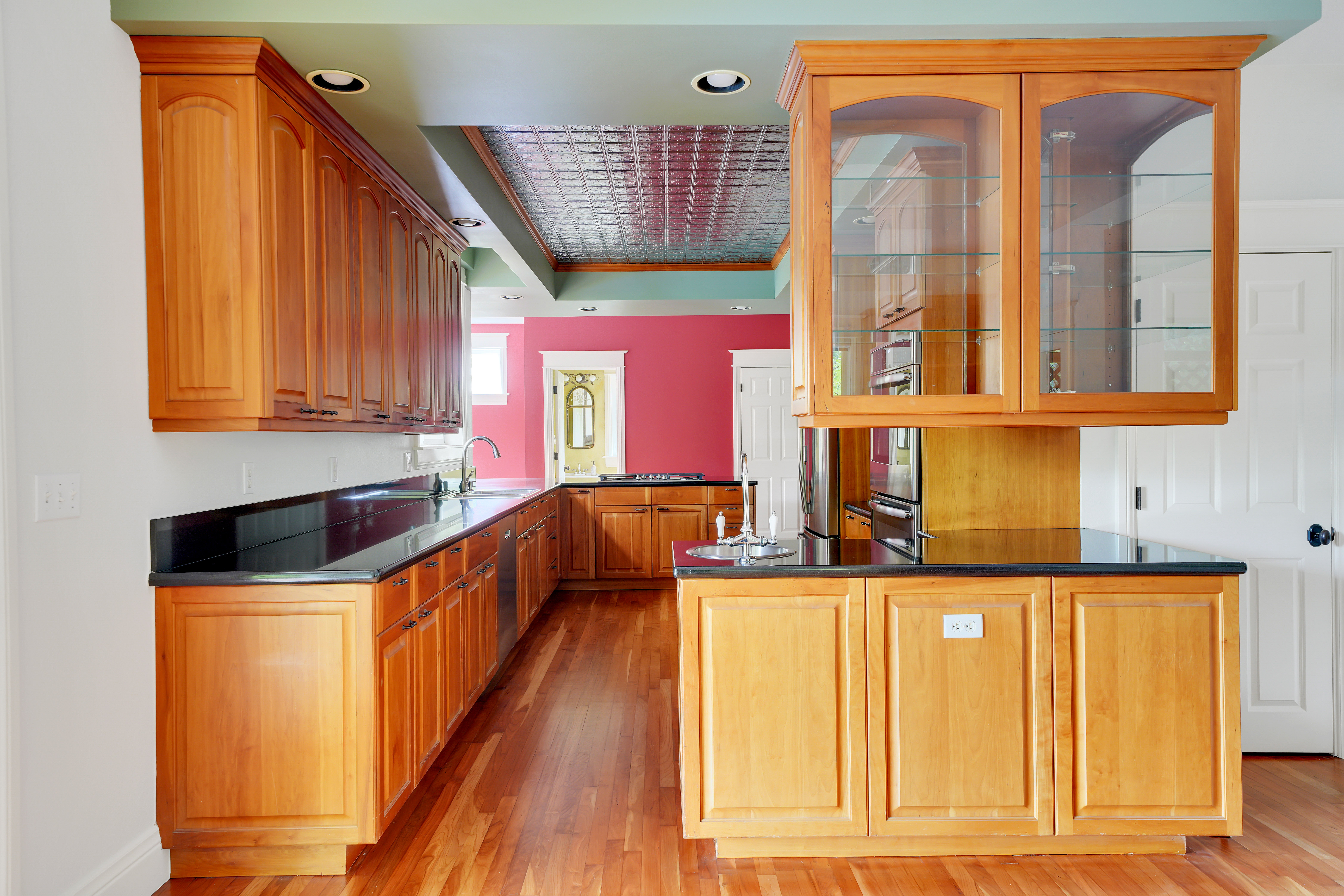  Custom Home with Vaulted Ceilings, Sauna and Wine Storage - 物件實景