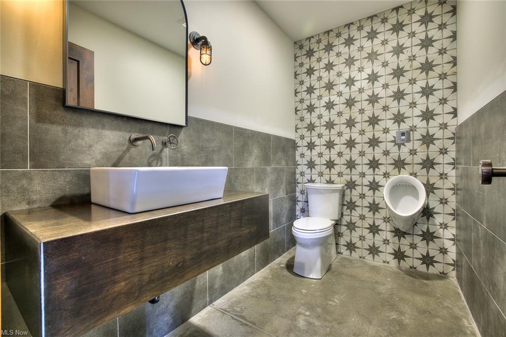 Williamstown, West Virginia, 26187, United States, 5 Bedrooms Bedrooms, ,8 BathroomsBathrooms,Residential,For Sale,1980118