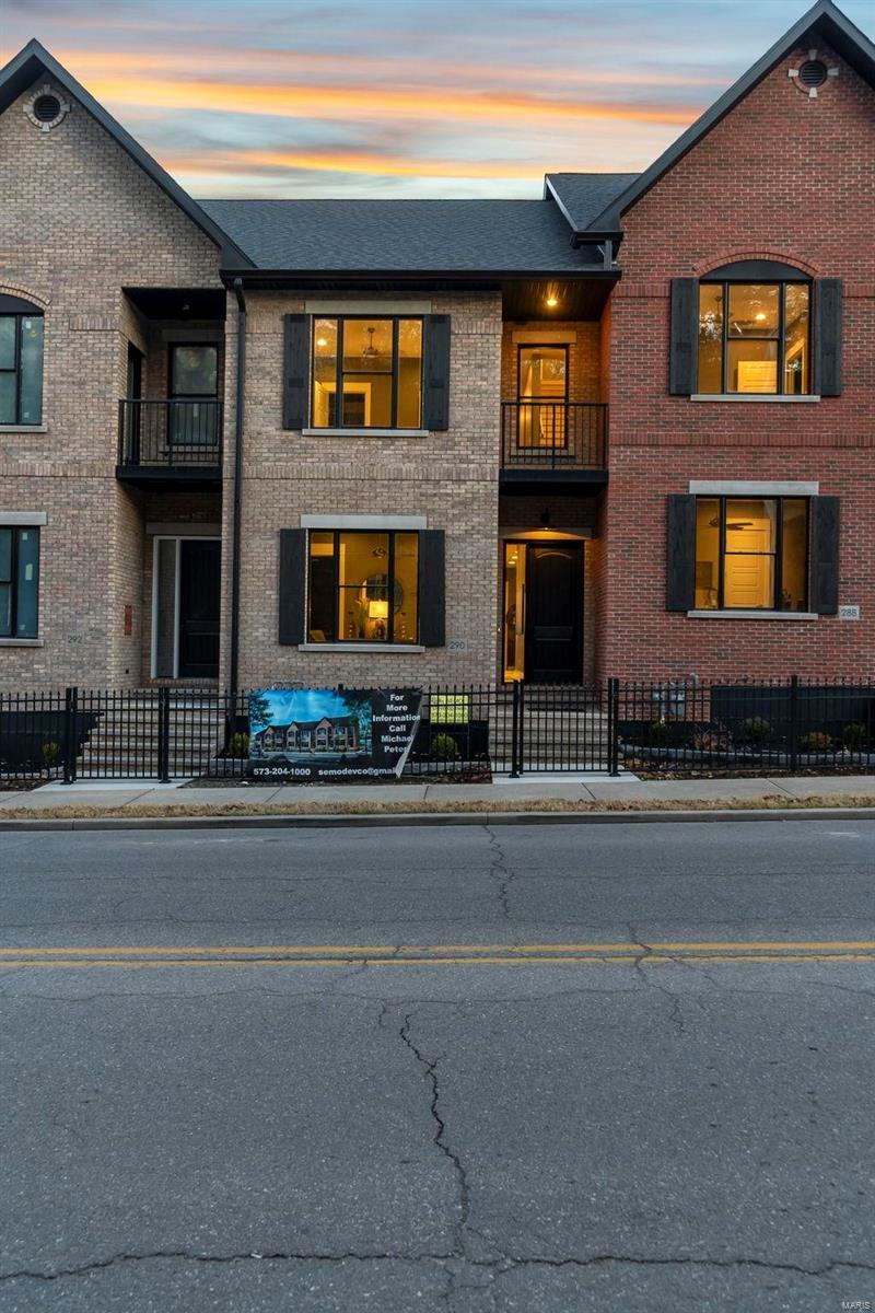 Cape Girardeau, Missouri, 63701, United States, 2 Bedrooms Bedrooms, ,4 BathroomsBathrooms,Residential,For Sale,1982868