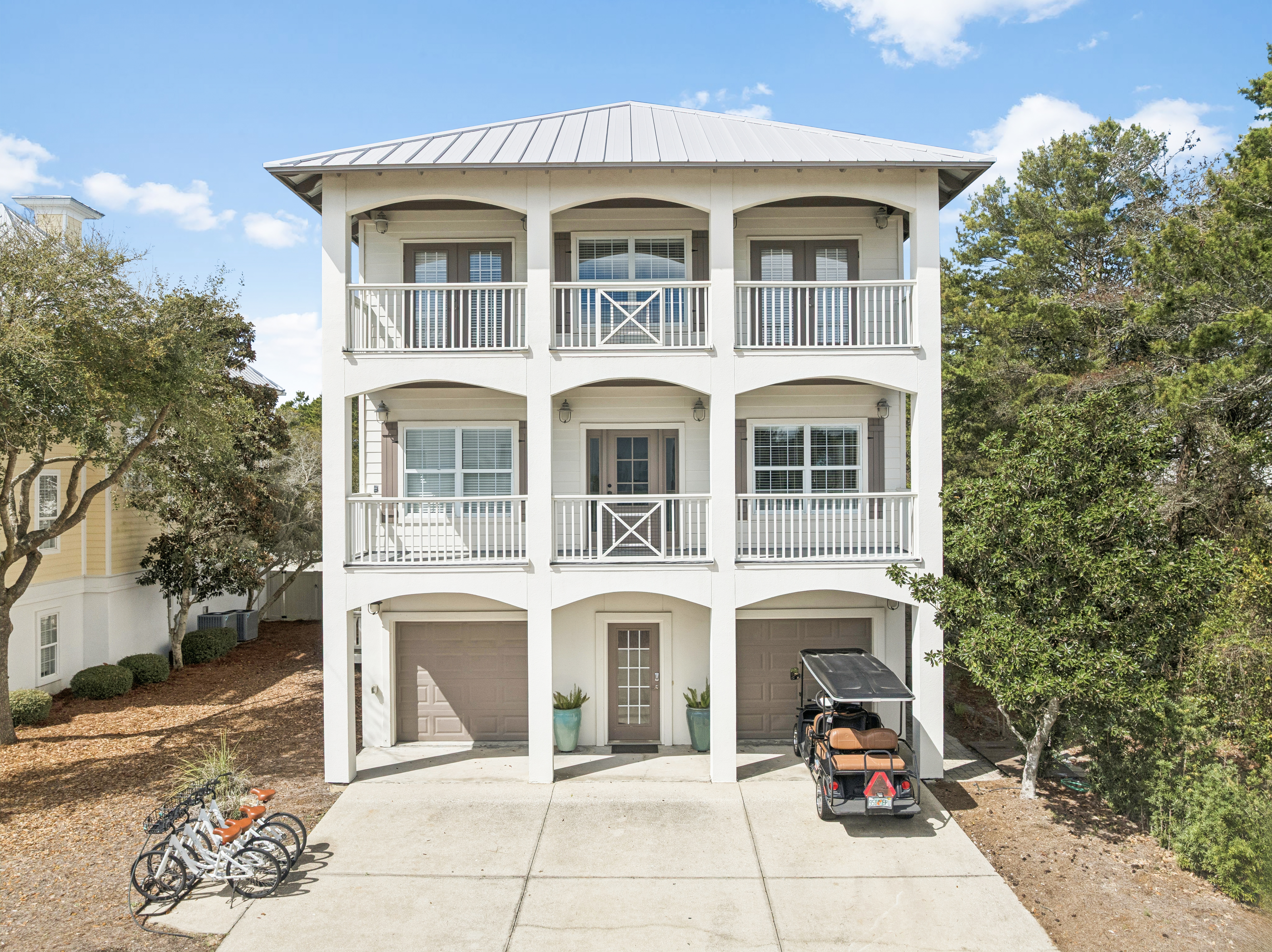  Updated Coastal Retreat With Courtyard Pool And Carriage House - 物件實景