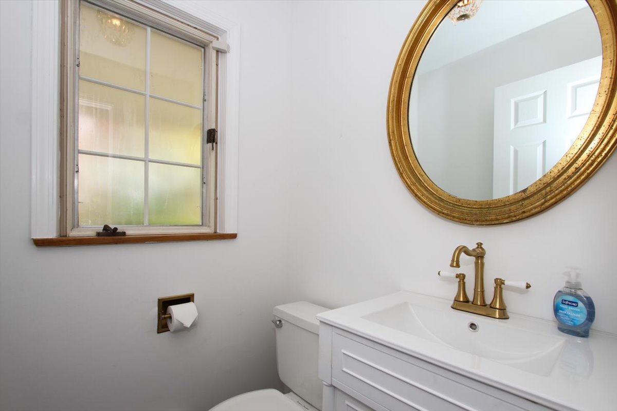 Lincolnshire, Illinois, 60069, United States, 4 Bedrooms Bedrooms, ,3 BathroomsBathrooms,Residential,For Sale,1975181