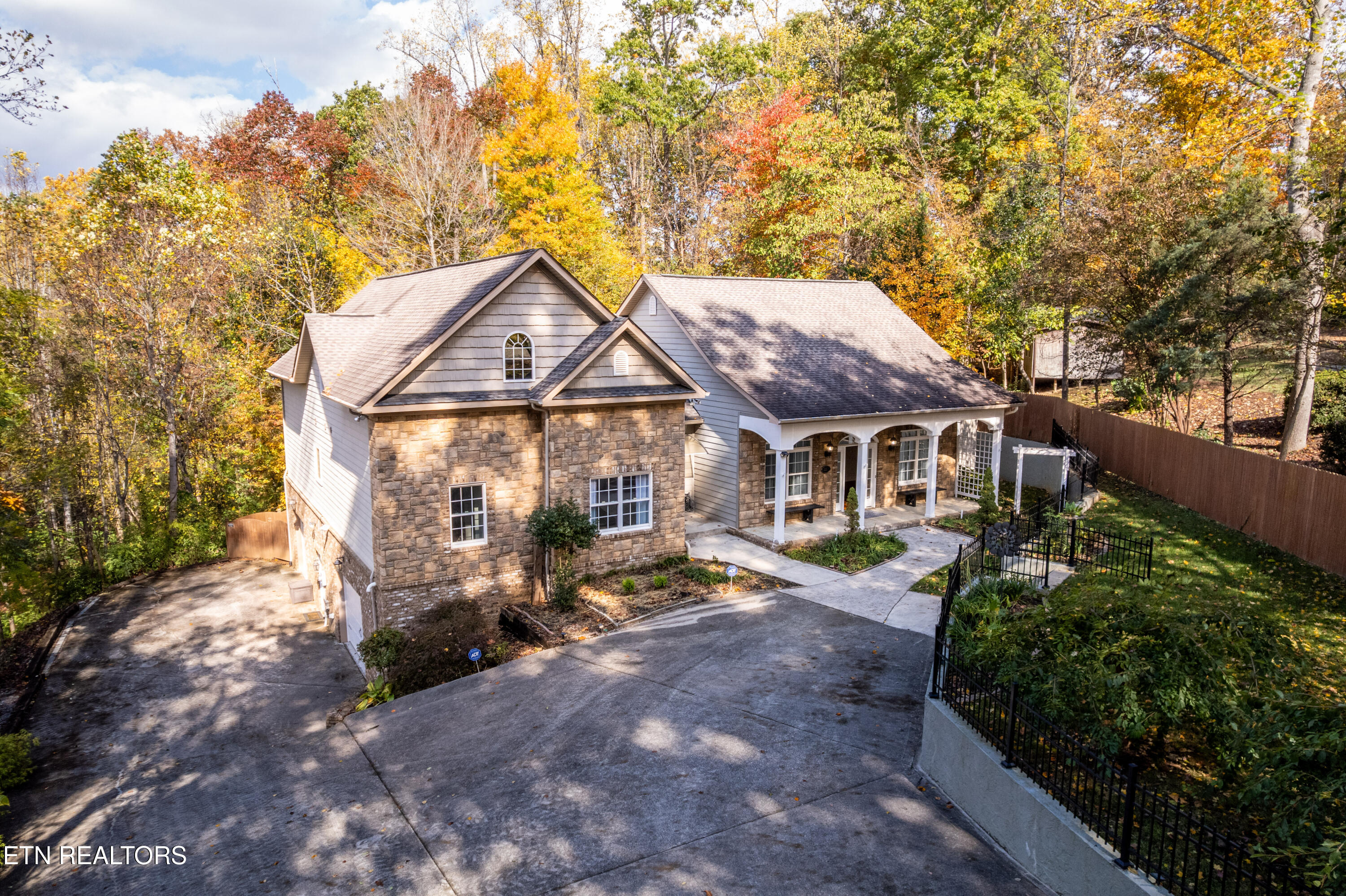 Maryville, Tennessee, 37803, United States, 4 Bedrooms Bedrooms, ,5 BathroomsBathrooms,Residential,For Sale,1984597