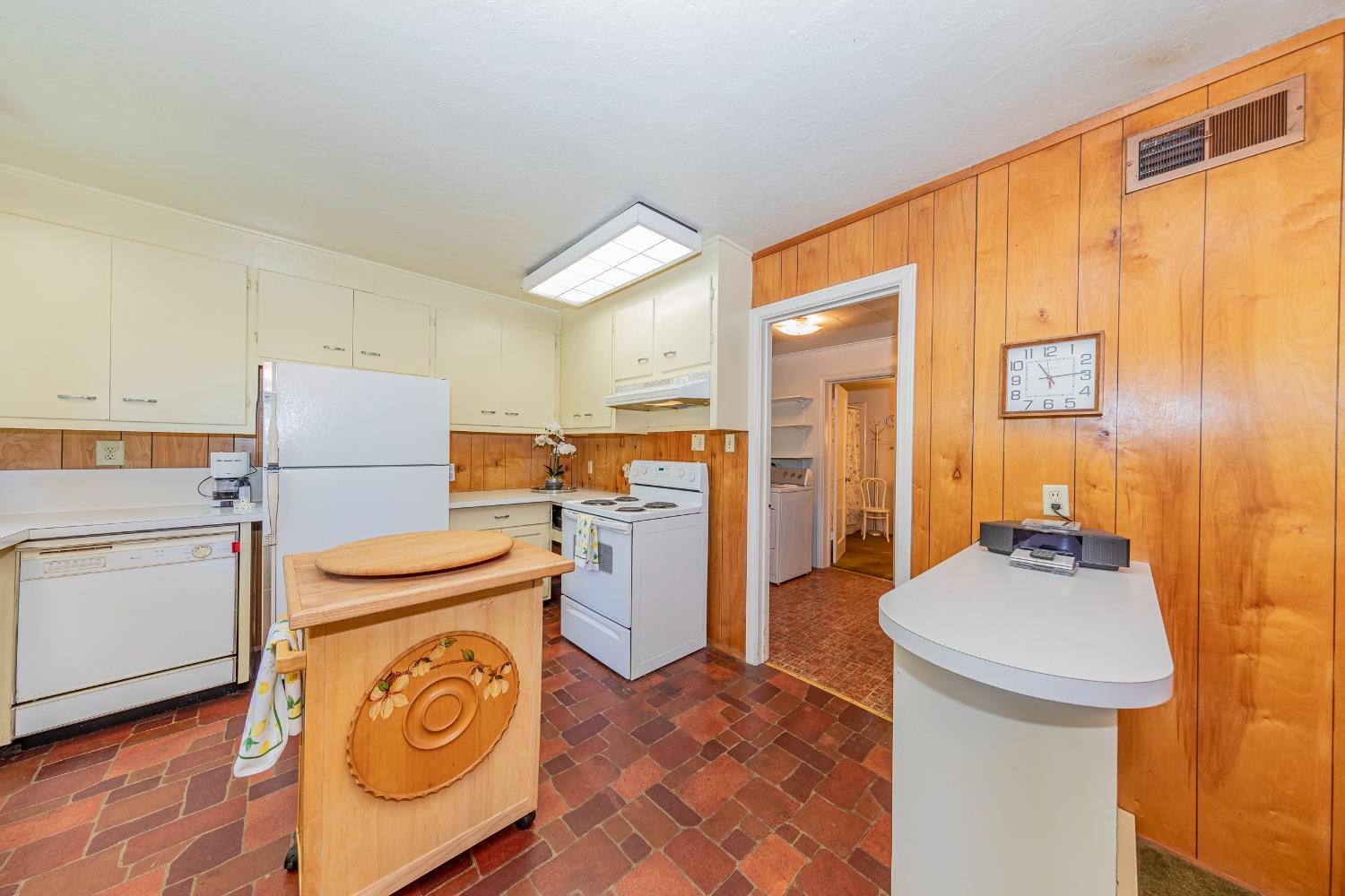 Fish Camp, California, 93623, United States, 5 Bedrooms Bedrooms, ,2 BathroomsBathrooms,Residential,For Sale,1869903