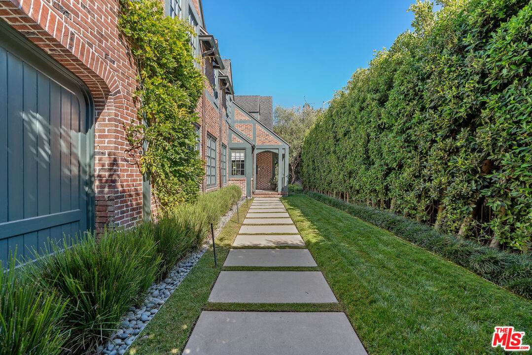 Los Angeles, California, 90020, United States, 5 Bedrooms Bedrooms, ,5 BathroomsBathrooms,Residential,For Sale,1939583