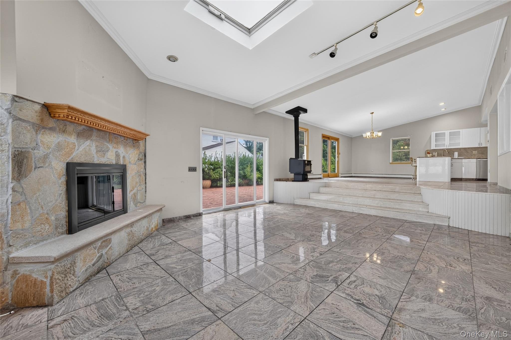  146 Longwood Avenue, Westbury, NY, 11590 - 物件實景