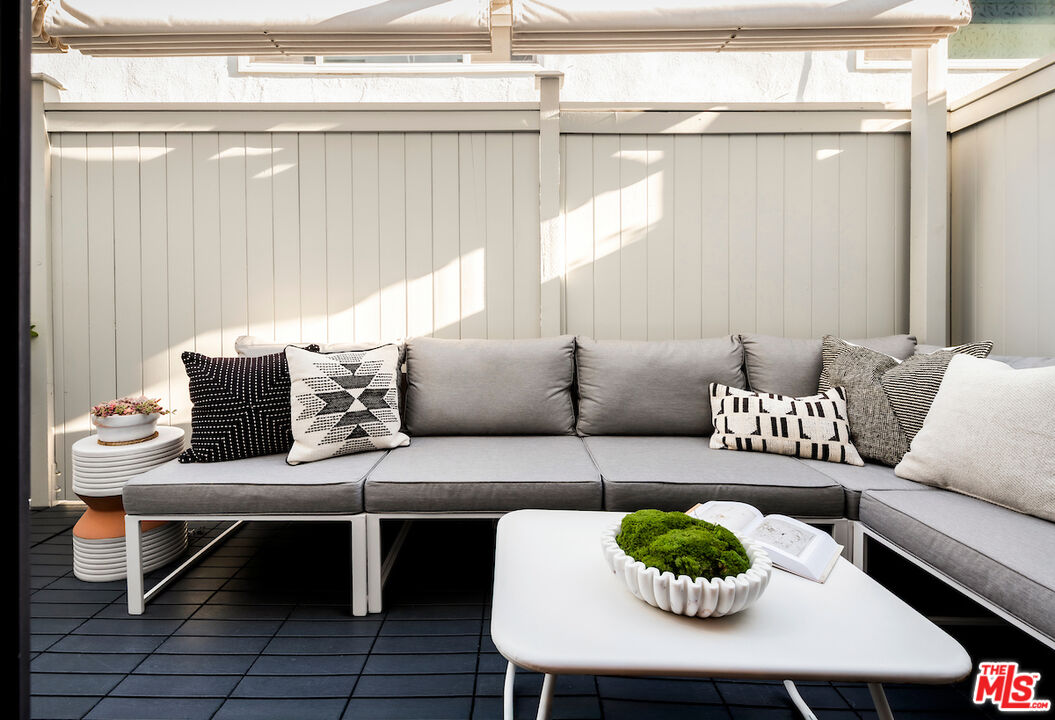 Santa Monica, California, 90403, United States, 2 Bedrooms Bedrooms, ,3 BathroomsBathrooms,Residential,For Sale,1986482