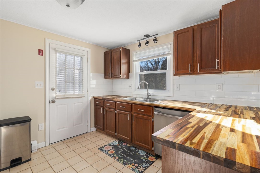 Cranston, Rhode Island, 02921, United States, 3 Bedrooms Bedrooms, ,2 BathroomsBathrooms,Residential,For Sale,1996913