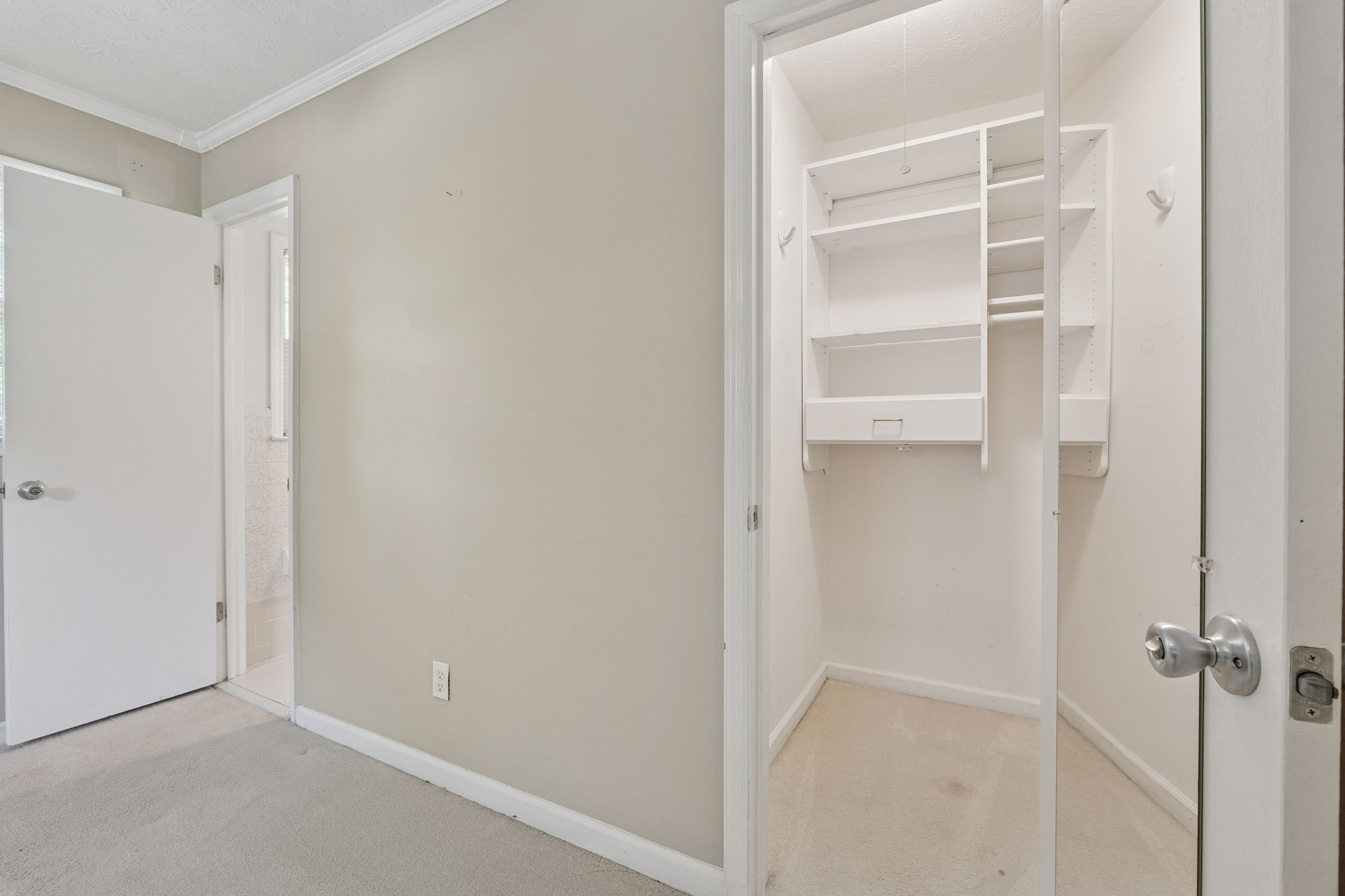  One of the Last Remaining Opportunities on Sought-After Meadow Drive in Downtown - 物件實景