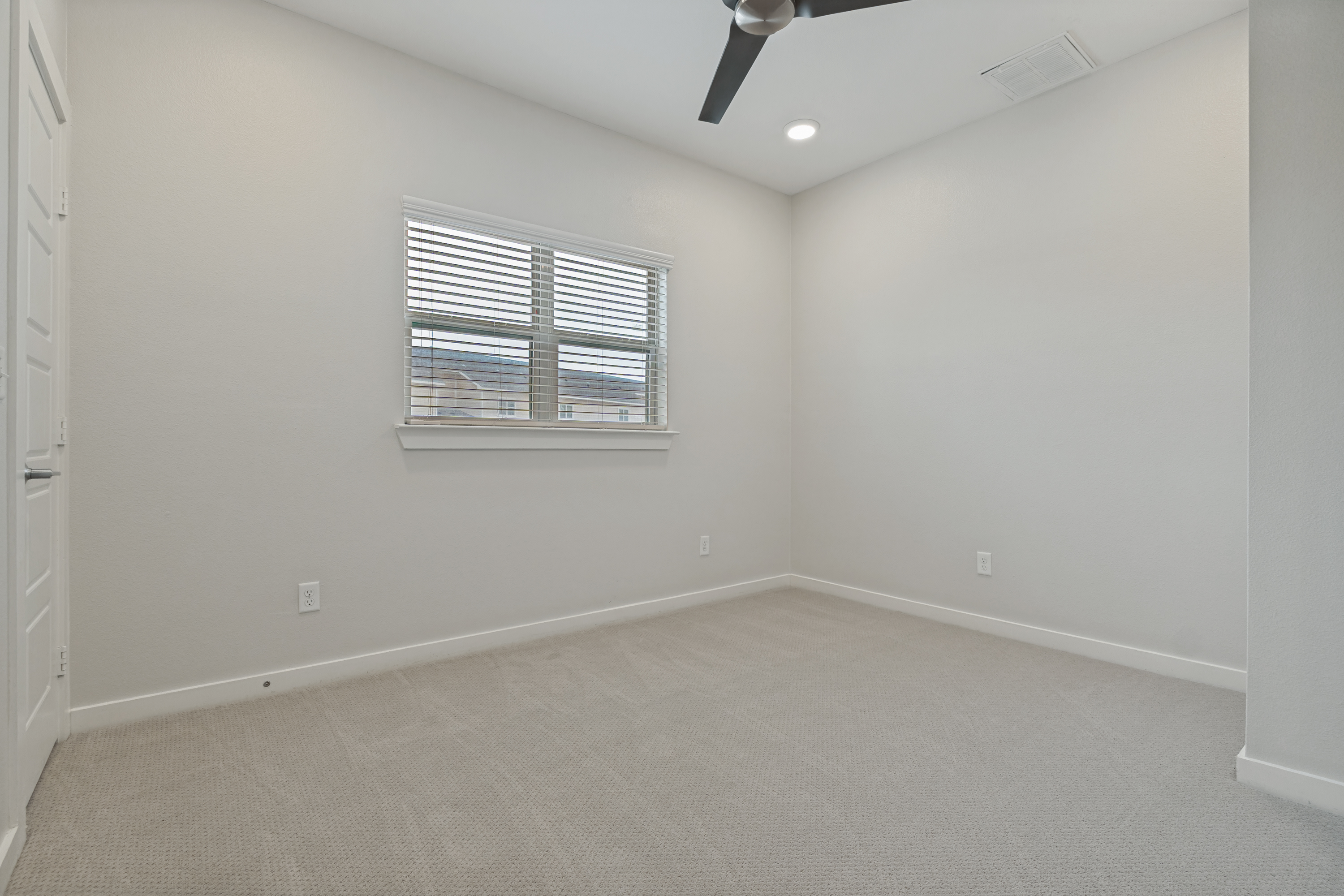  Welcome to this Beautifully Designed 3-bedroom, 2.5-bath Townhouse - 物件實景