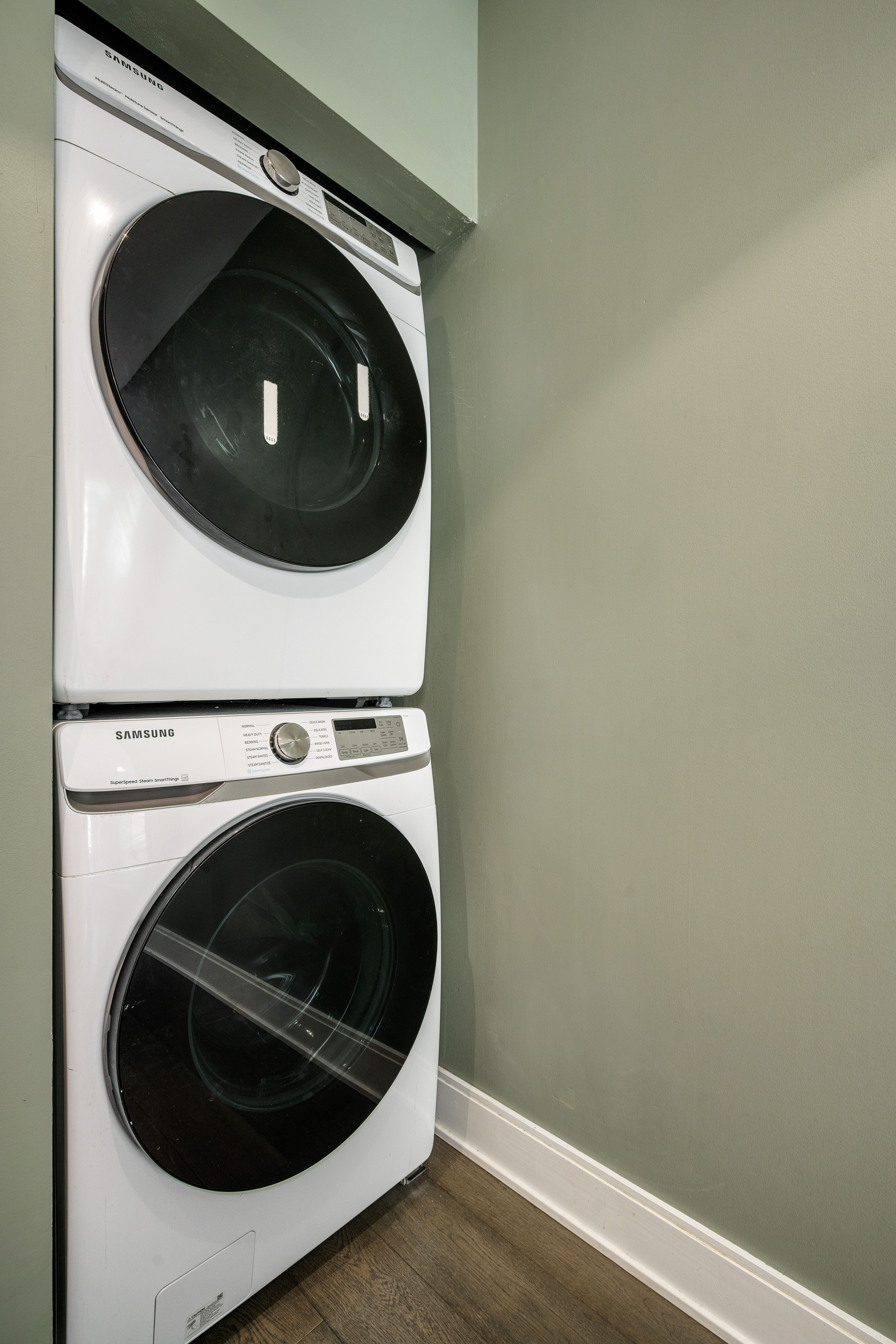  Experience Elevated City Living in This Beautifully Renovated Corner Residence - 物件實景
