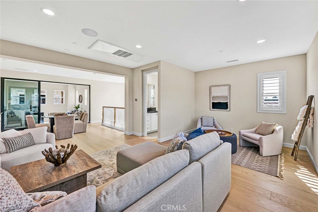 Lake Forest, California, 92630, United States, 4 Bedrooms Bedrooms, ,5 BathroomsBathrooms,Residential,For Sale,1988147