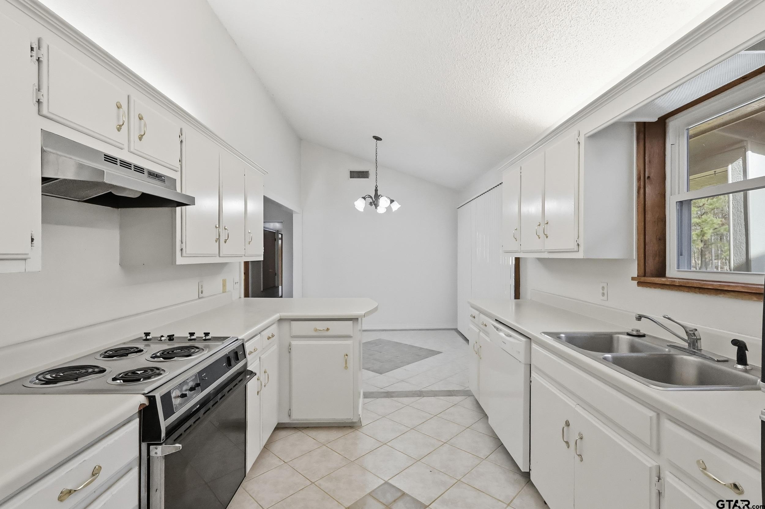 Pittsburg, Texas, 75686, United States, 3 Bedrooms Bedrooms, ,2 BathroomsBathrooms,Residential,For Sale,2008621