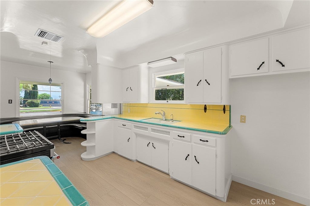 San Bernardino, California, 92405, United States, 3 Bedrooms Bedrooms, ,2 BathroomsBathrooms,Residential,For Sale,1931441