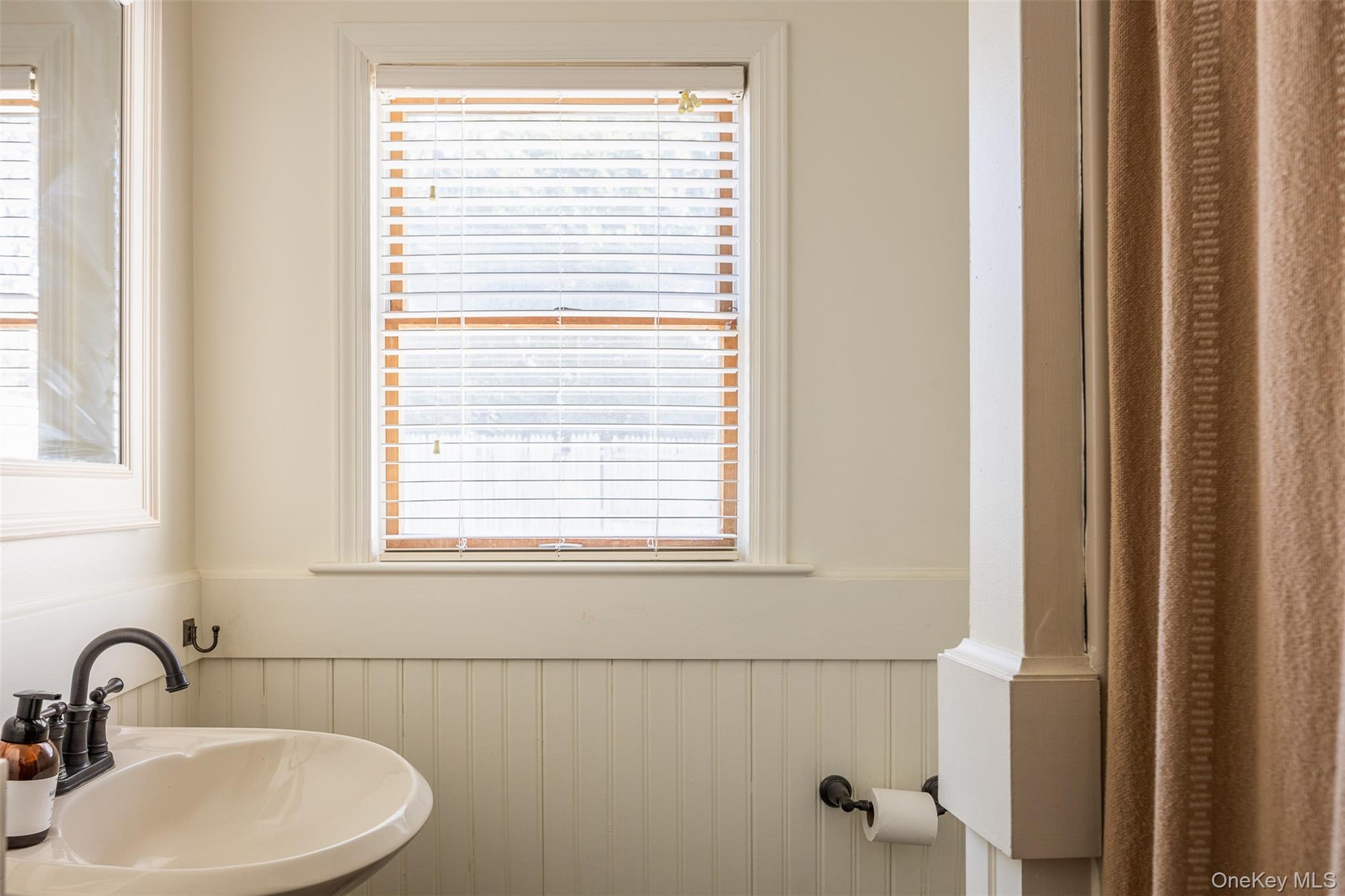 East Moriches, New York, 11940, United States, 6 Bedrooms Bedrooms, ,4 BathroomsBathrooms,Residential,For Sale,1994903