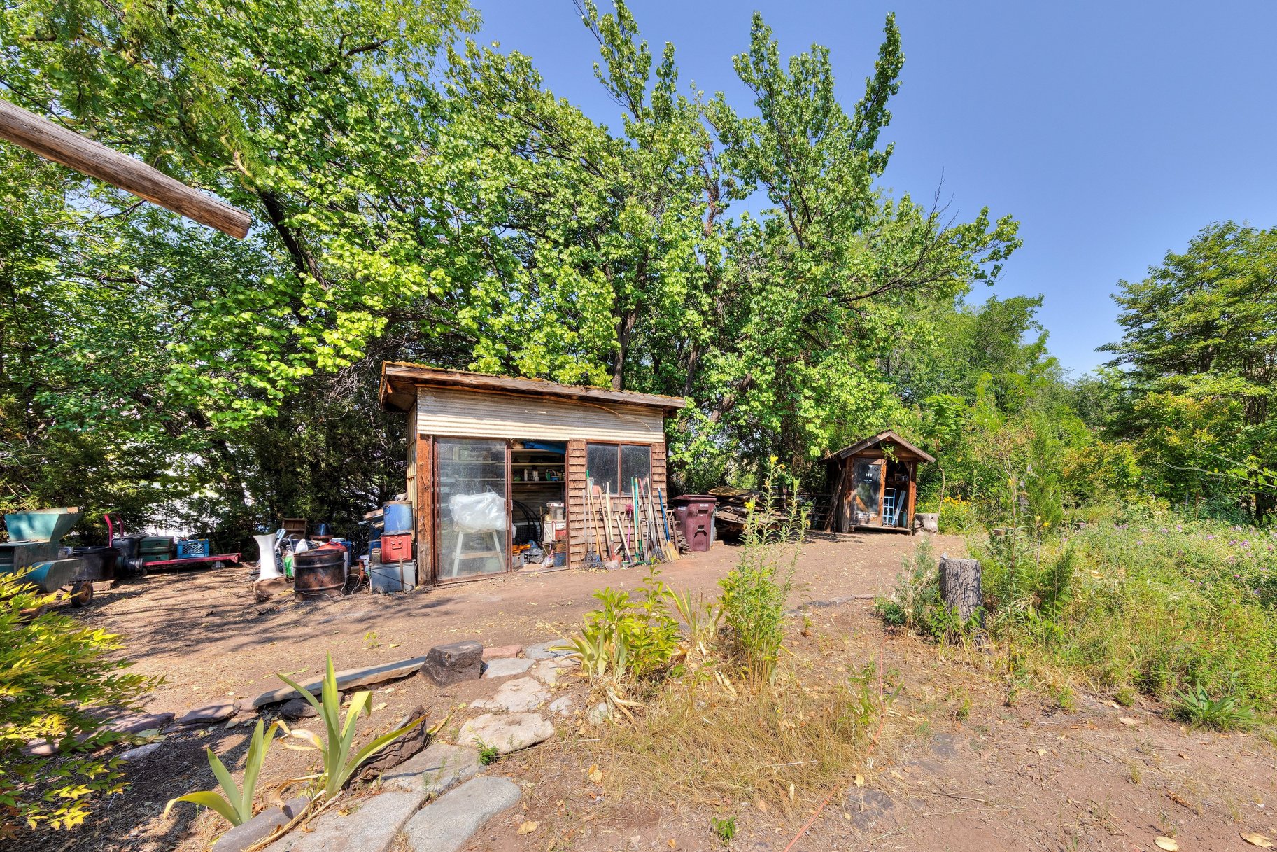  Great Location, Private Backyard & Plenty of Potential - 物件實景