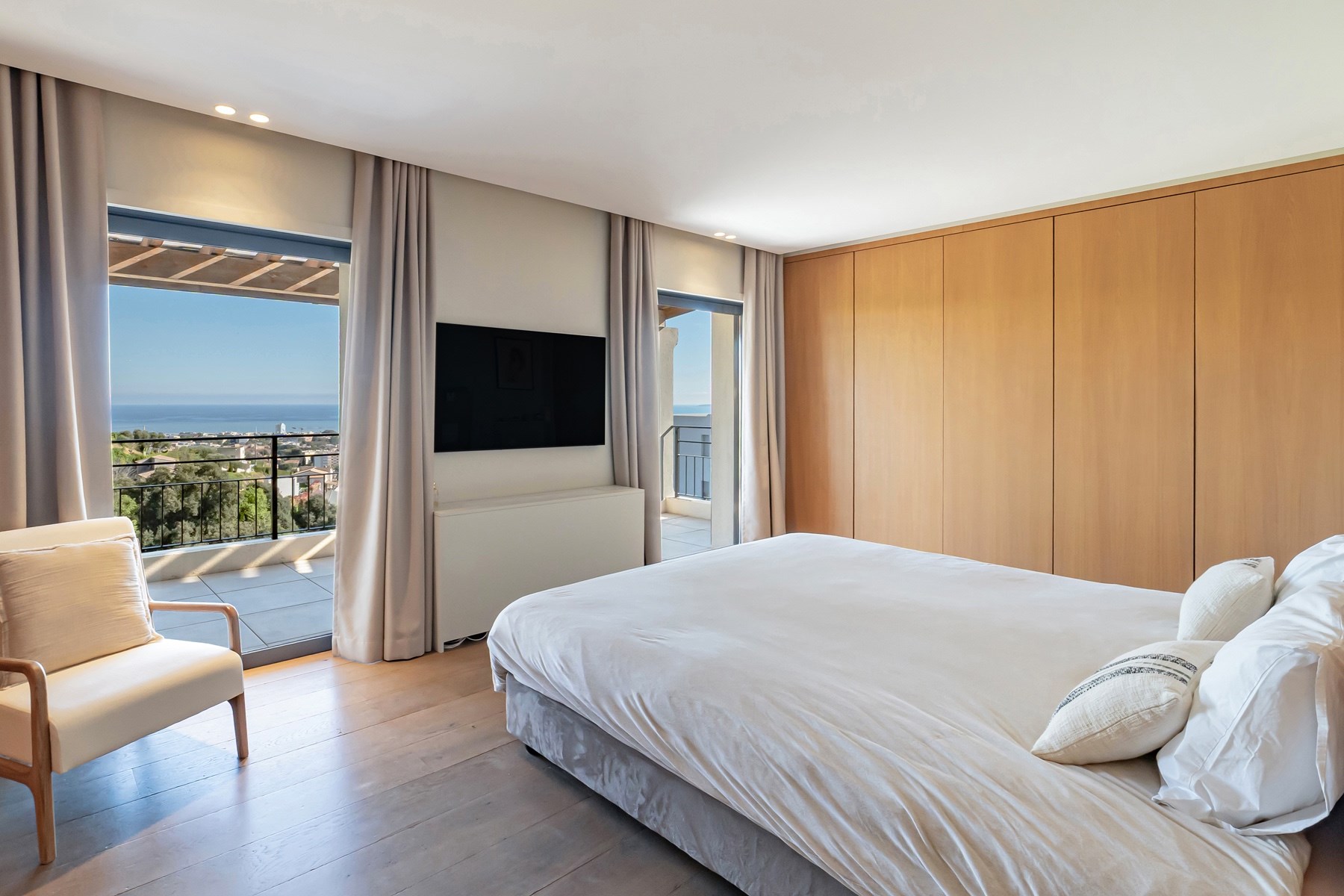  Hills of Cagnes-sur-Mer, luxury renovated sea view villa in a private estate ne… - 物件實景
