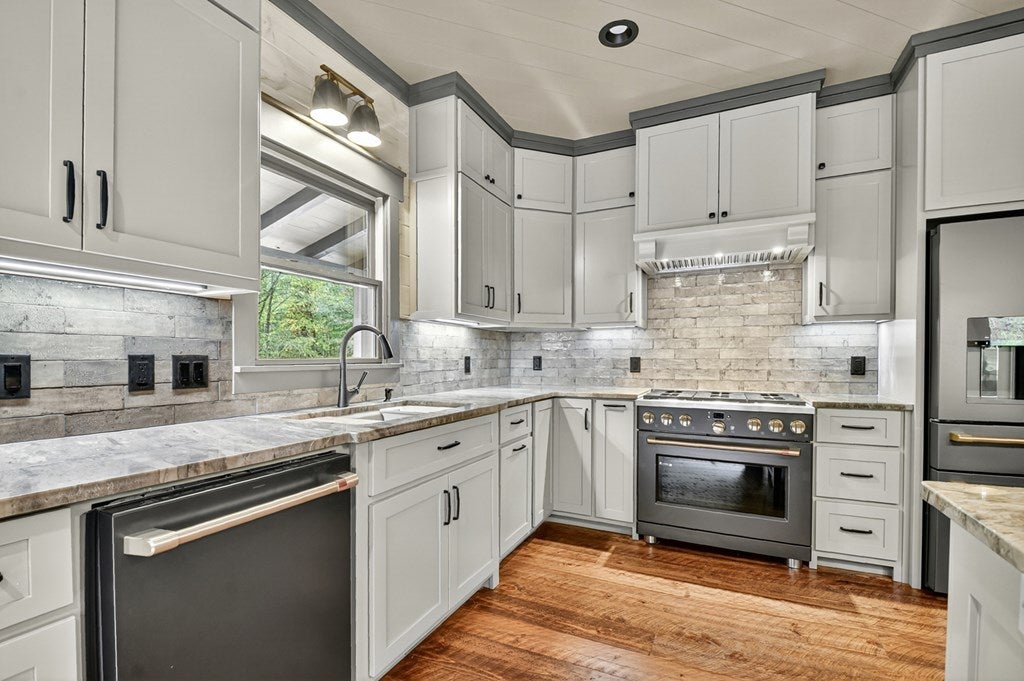 Mineral Bluff, Georgia, 30559, United States, 4 Bedrooms Bedrooms, ,5 BathroomsBathrooms,Residential,For Sale,1986837