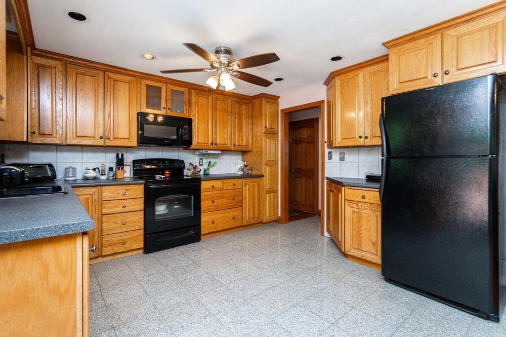 Saugus, Massachusetts, 01906, United States, 3 Bedrooms Bedrooms, ,2 BathroomsBathrooms,Residential,For Sale,1982387