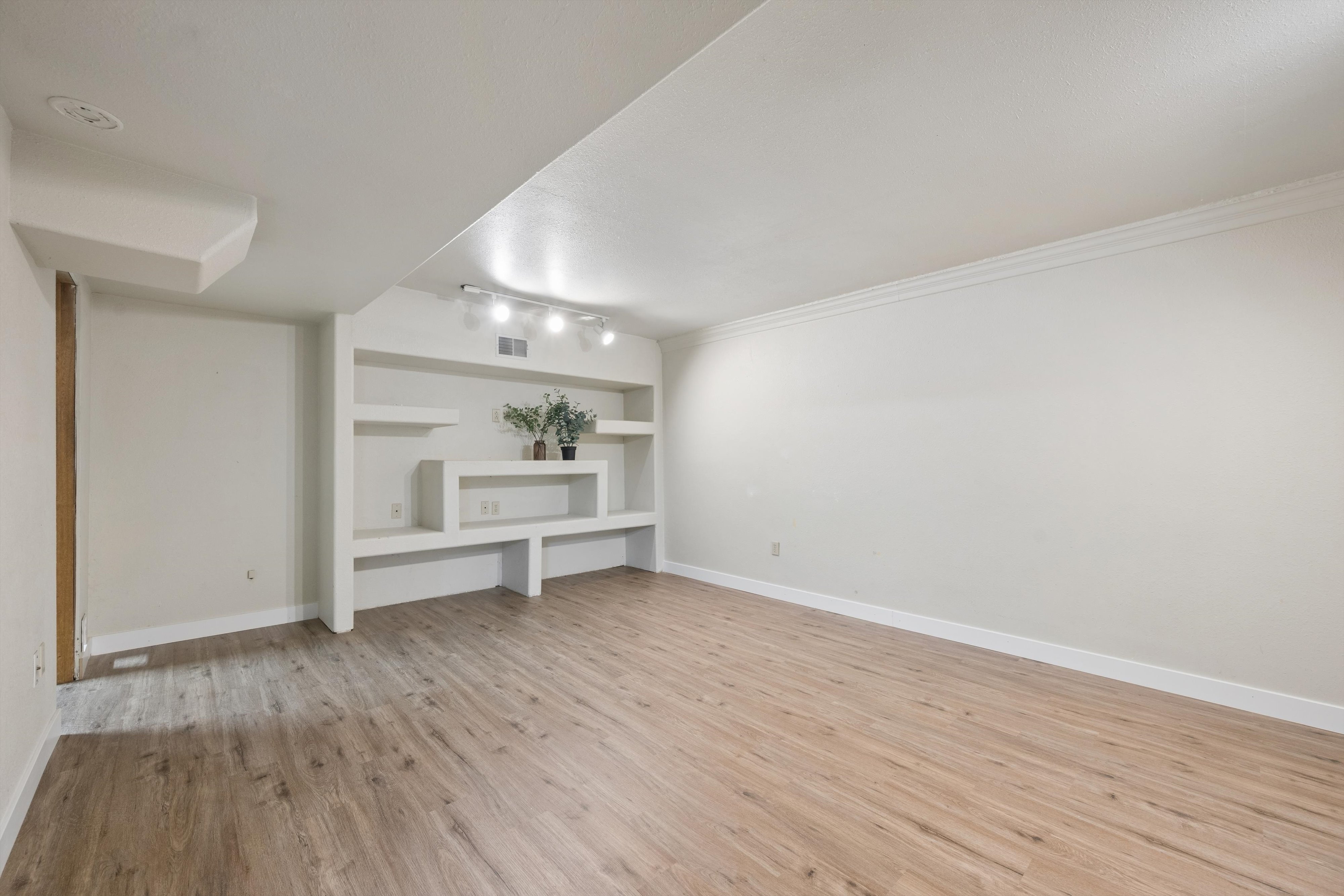  Updated & Spacious Ranch Home with Finished Basement - 物件實景