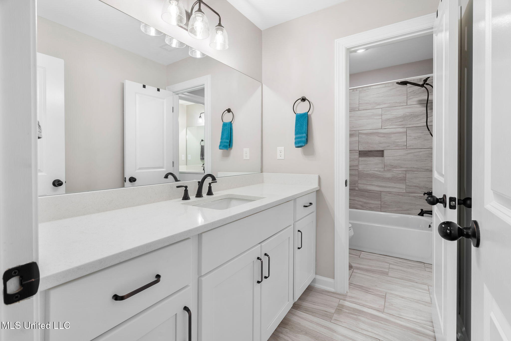 Hernando, Mississippi, 38632, United States, 5 Bedrooms Bedrooms, ,3 BathroomsBathrooms,Residential,For Sale,1991187