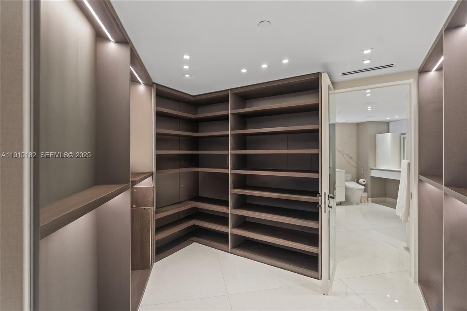 Miami Beach, Florida, 33140, United States, 5 Bedrooms Bedrooms, ,5 BathroomsBathrooms,Residential,For Sale,1997515