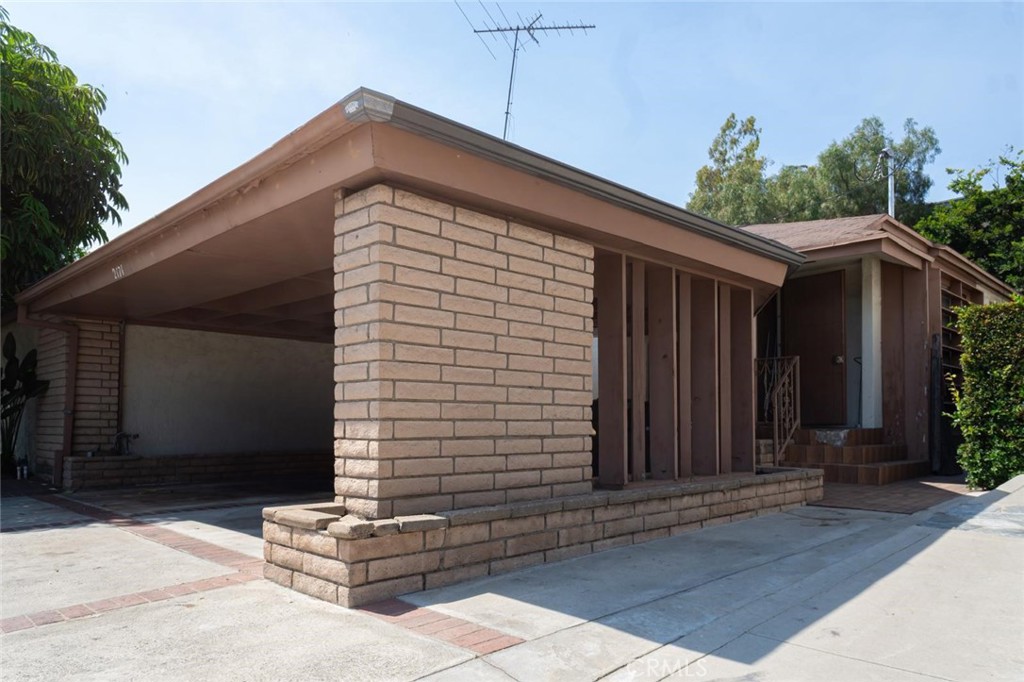 Los Angeles, California, 90018, United States, 2 Bedrooms Bedrooms, ,1 BathroomBathrooms,Residential,For Sale,1928435