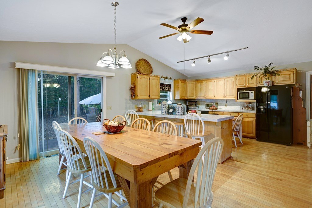 Hiawassee, Georgia, 30546, United States, 2 Bedrooms Bedrooms, ,3 BathroomsBathrooms,Residential,For Sale,1979579