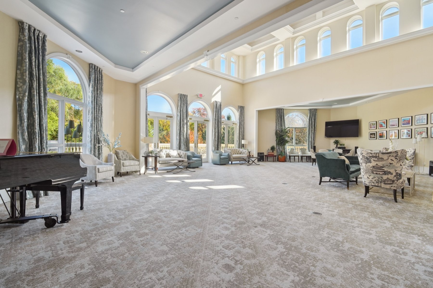  One Floor ?Fox Hills? Corner Unit Offers Many Available Amenities - 物件實景