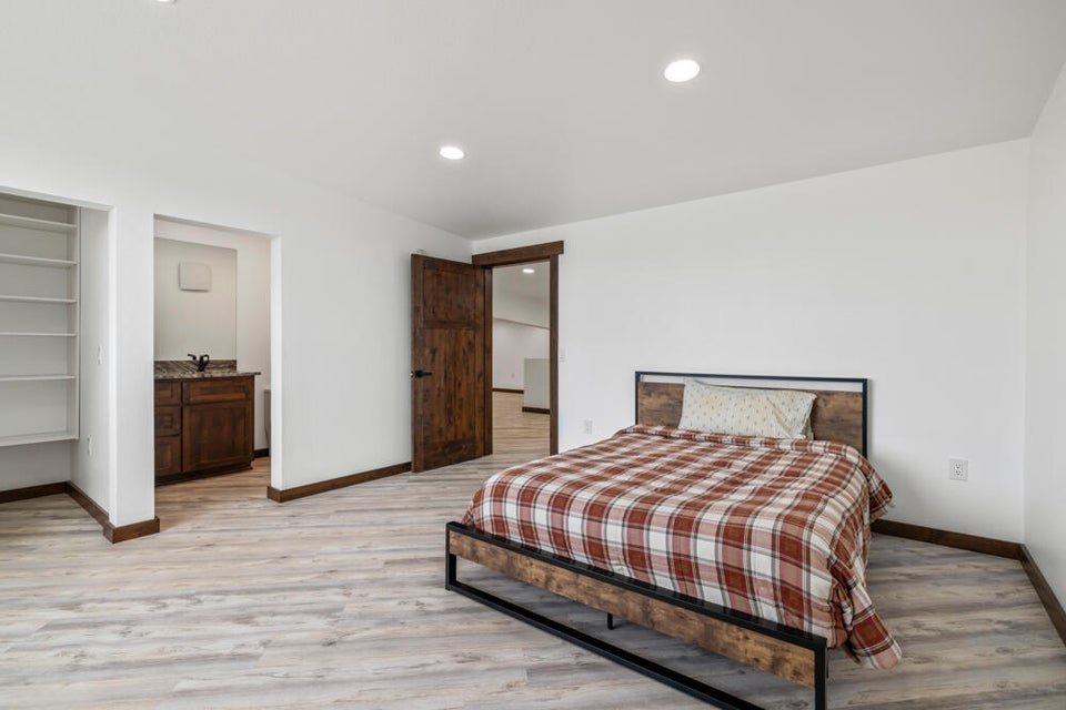 Klamath Falls, Oregon, 97603, United States, 3 Bedrooms Bedrooms, ,3 BathroomsBathrooms,Residential,For Sale,1878382
