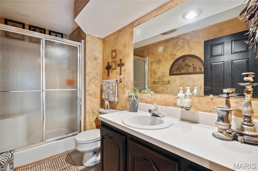 Sullivan, Missouri, 63080, United States, 5 Bedrooms Bedrooms, ,5 BathroomsBathrooms,Residential,For Sale,1906058