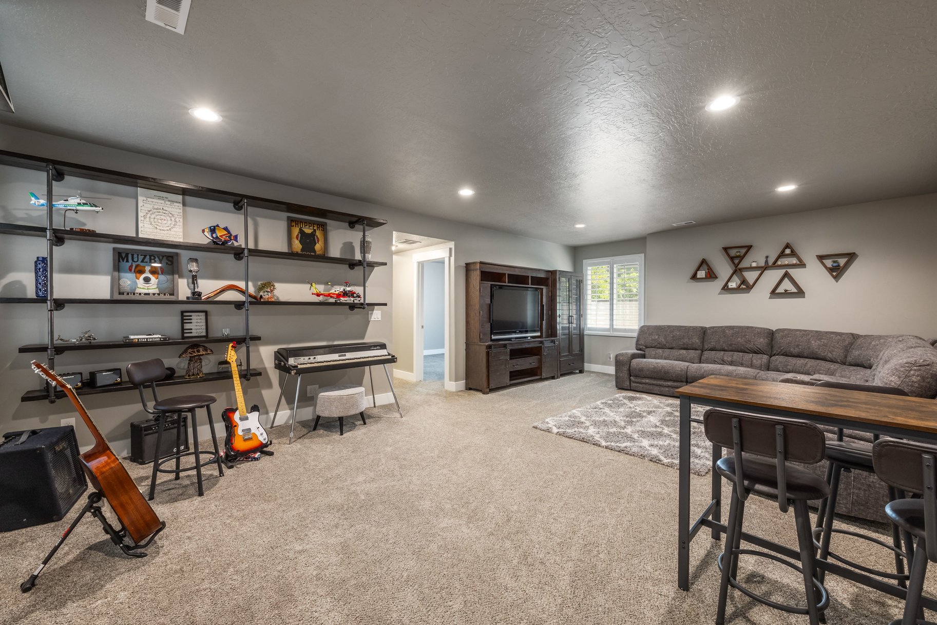  Move-In Ready in Daybreak — Steps from the Lake, Loaded with Custom Upgrades - 物件實景