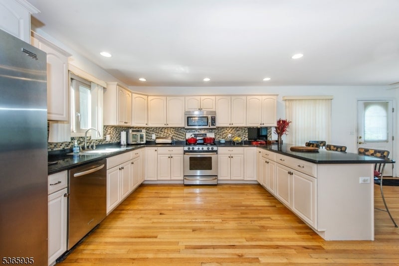 Wayne Twp., New Jersey, 07470, United States, 5 Bedrooms Bedrooms, ,3 BathroomsBathrooms,Residential,For Sale,1928449