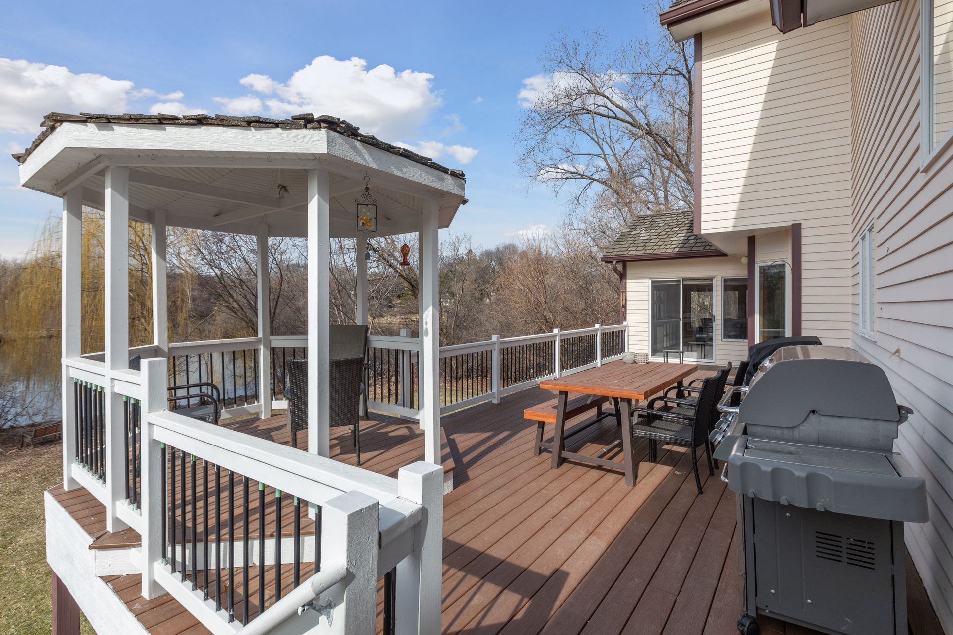  Serene Pondside Living in Edina Spacious Two-Story - 物件實景