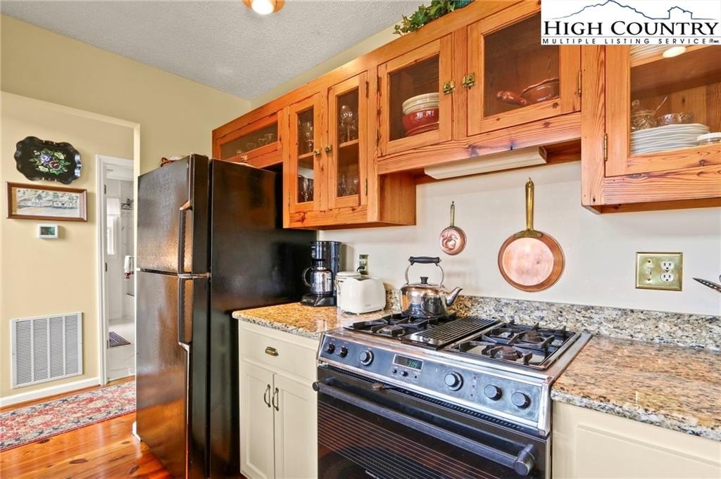 Boone, North Carolina, 28607, United States, 3 Bedrooms Bedrooms, ,3 BathroomsBathrooms,Residential,For Sale,1941298