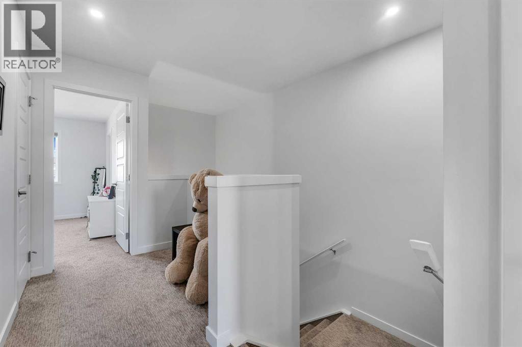 CALGARY, Alberta, T2X 4R1, CA, 3 Bedrooms Bedrooms, ,2 BathroomsBathrooms,Residential,For Sale,1949182