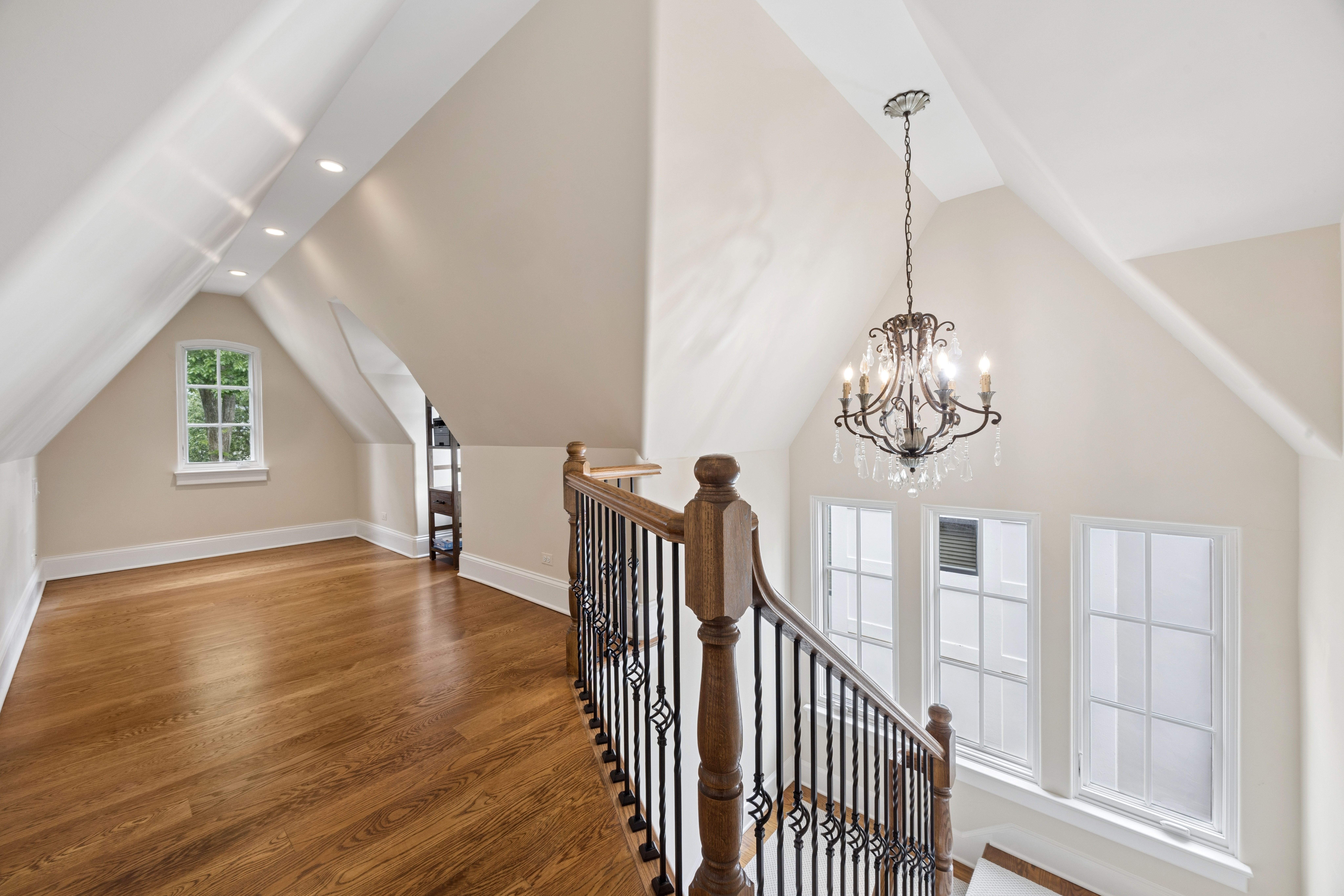  Timeless Architectural Detail with Warm, Inviting Living Spaces - 物件實景